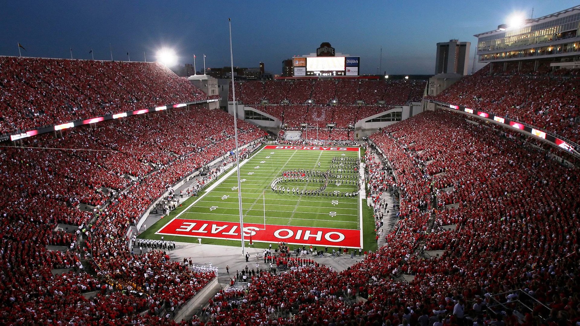 上赛场的清晨,为青春发令!高校接力登上F1赛道,点燃上海青春引擎